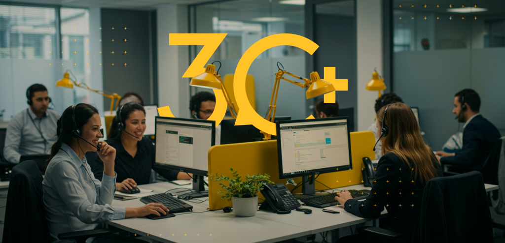 Imagem de funcionários de um call center.