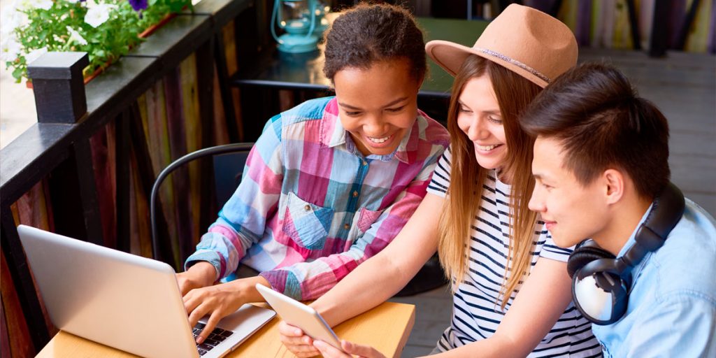 Quem são os millennials e a geração Z?